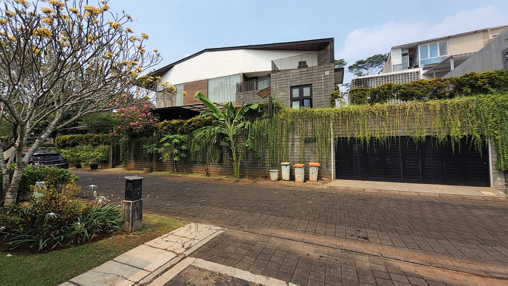 Dijual SEGERA Rumah Bagus Siap Huni dengan Pool di Grand Matoa, Jl H Aselih Jagakarsa, Jakarta Selatan 