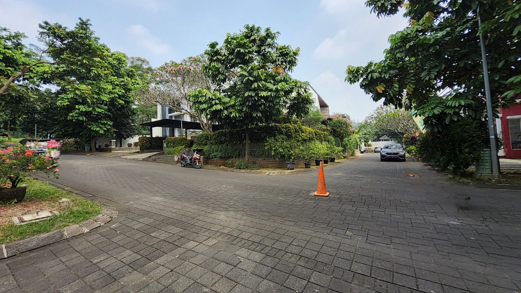 Dijual SEGERA Rumah Bagus Siap Huni dengan Pool di Grand Matoa, Jl H Aselih Jagakarsa, Jakarta Selatan 