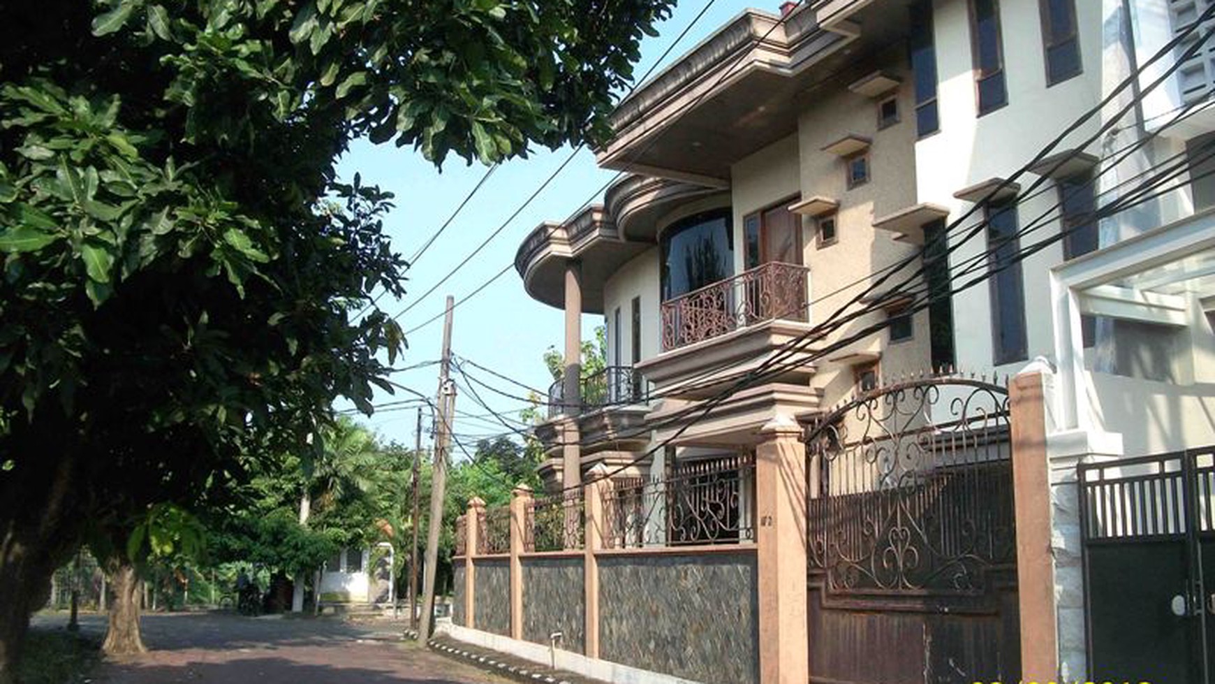 Rumah di Prapen Indah Timur