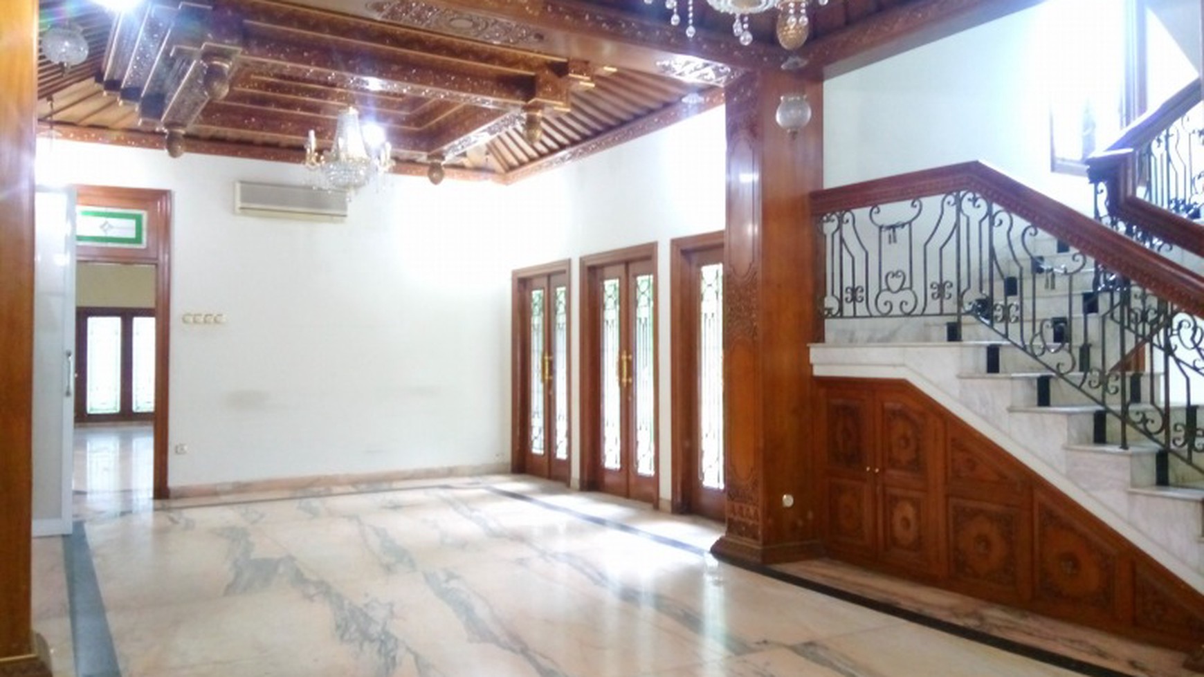 Comfortable and beautiful house in area Menteng for ambassador and others " The Price Can Be Negotiable "