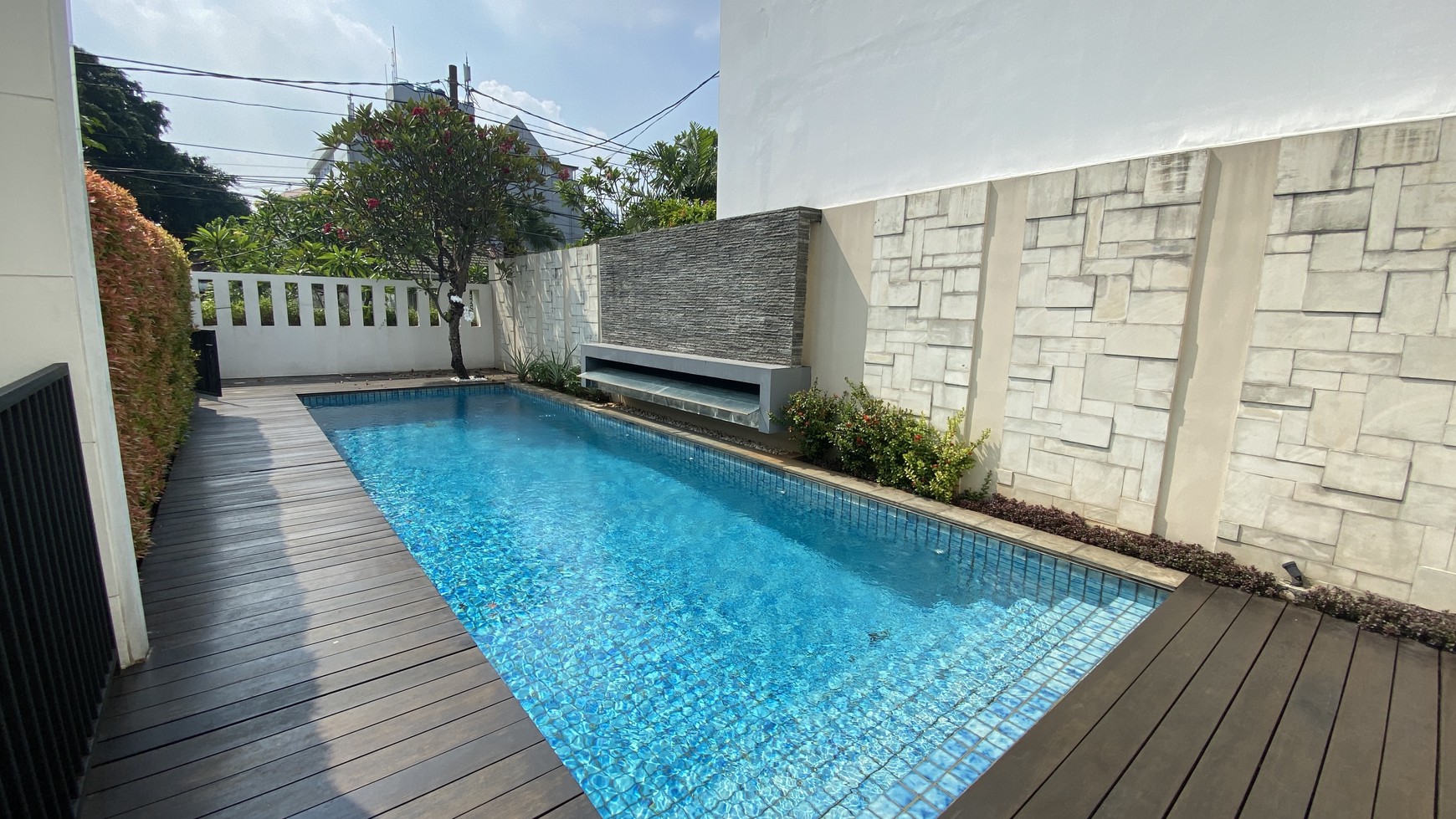 Luxurious, modern and quite house for expatriat and others in area Menteng "The price can be negotiable"