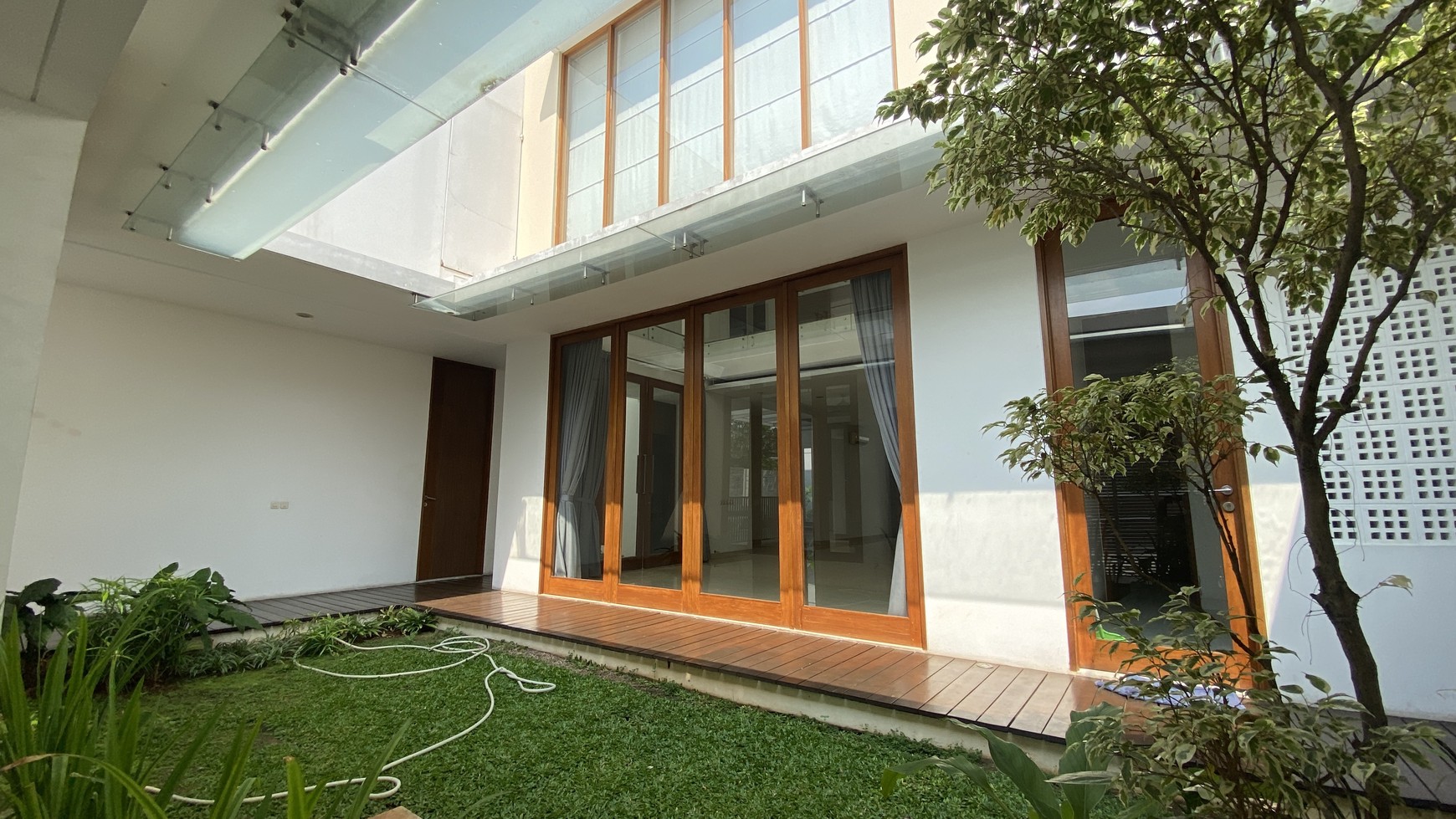 Luxurious, modern and quite house for expatriat and others in area Menteng "The price can be negotiable"