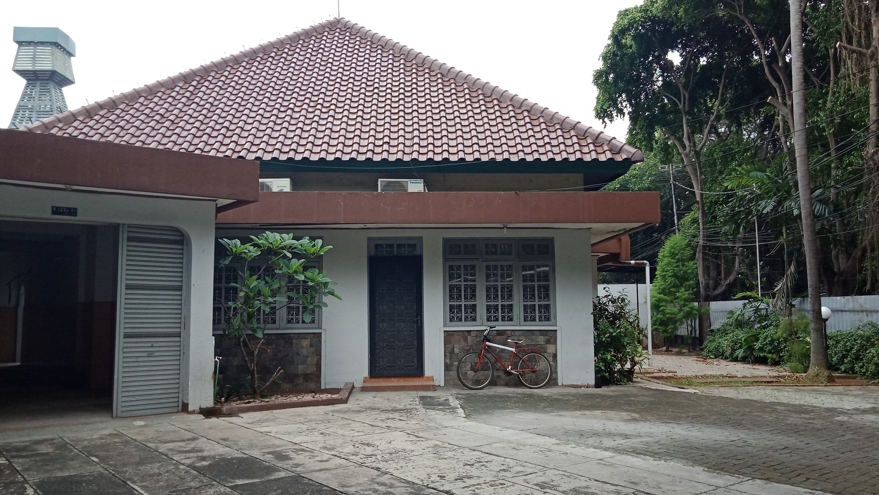 Commercial house for office or restaurant in Menteng area (Price Negotiation)