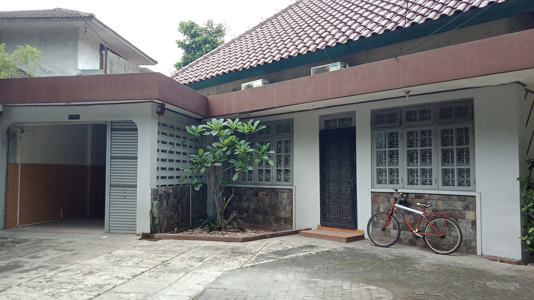 Commercial house for office or restaurant in Menteng area (Price Negotiation)