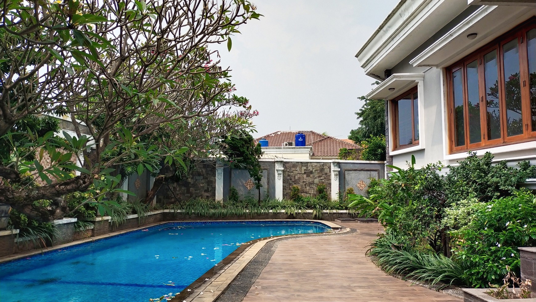 a Nice House in Quiet and Strategic Location of Pejaten Barat