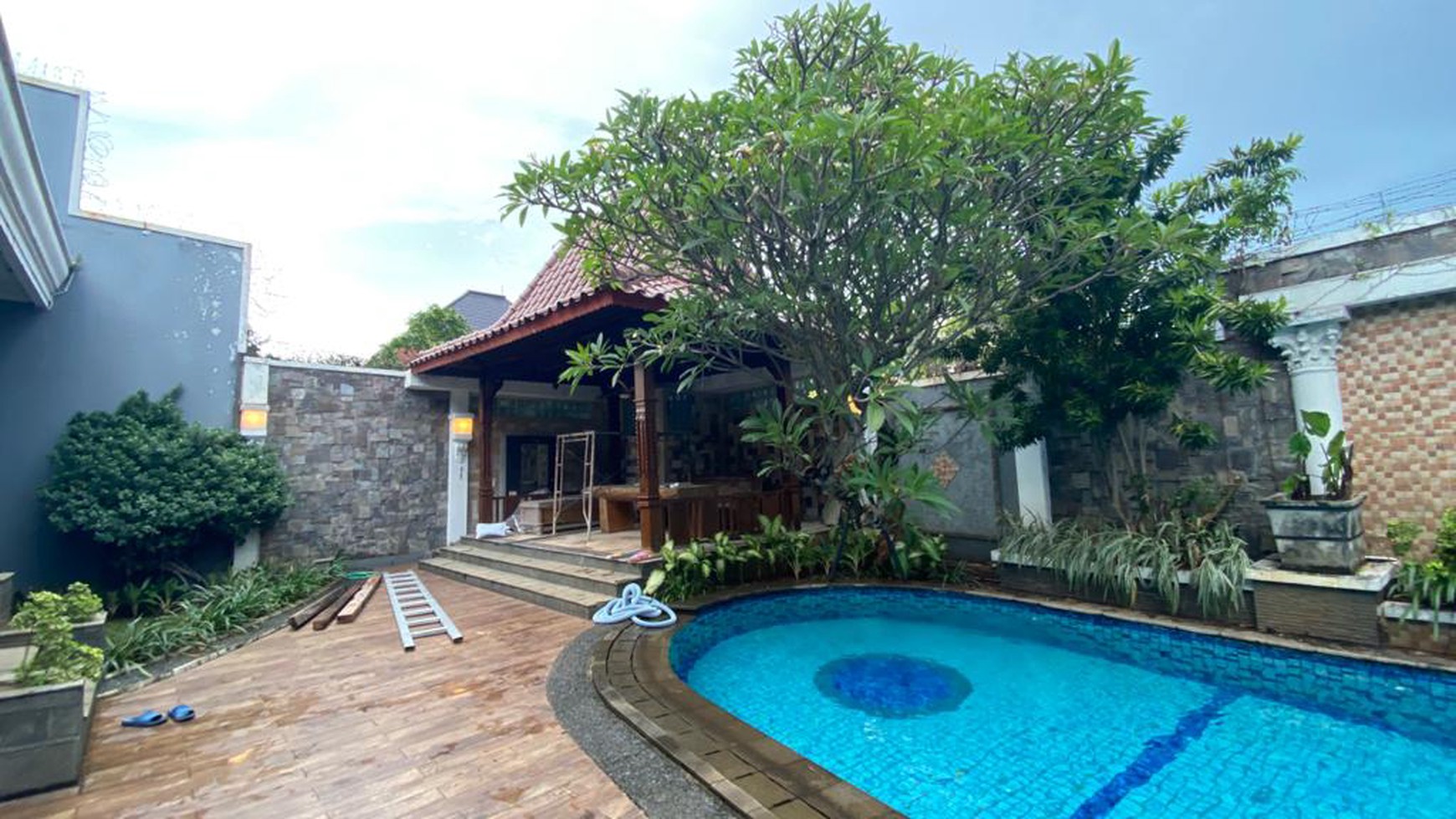 a Nice House in Quiet and Strategic Location of Pejaten Barat