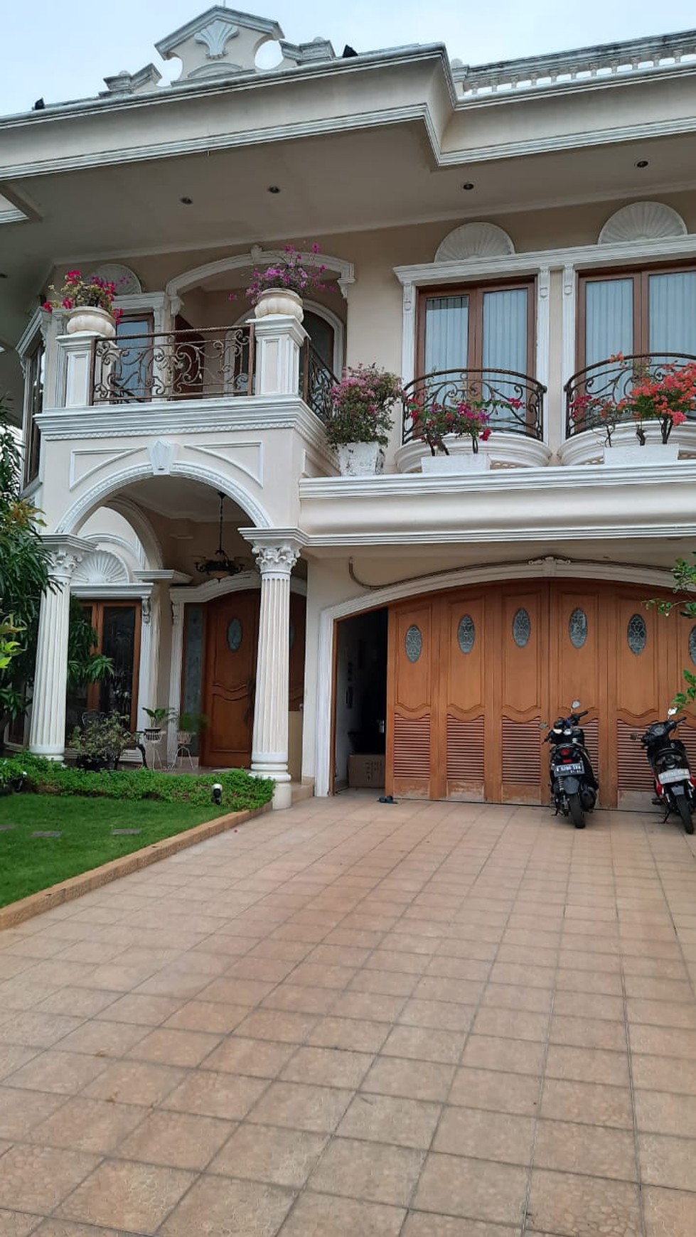 Rumah 2 Lantai Semi Classic di Pantai Mutiara - Pluit