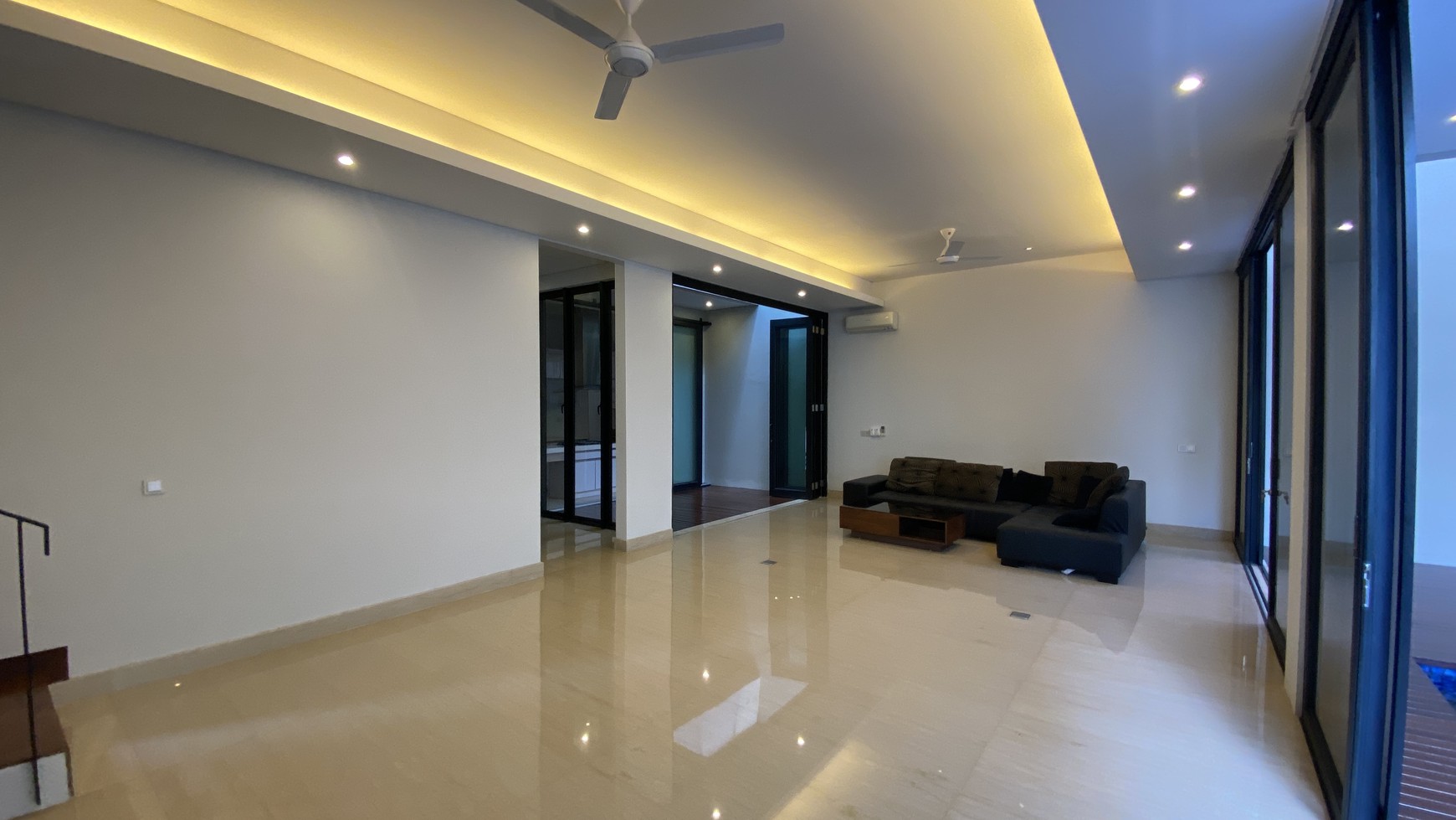 MODERN MINIMALIST HOUSE DI AMPERA DALAM TOWNHOUSE, JAKARTA SELATAN