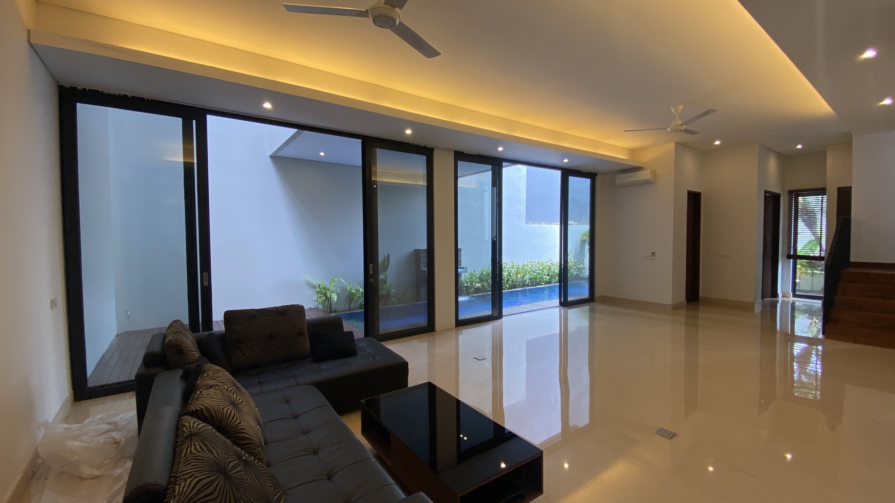 MODERN MINIMALIST HOUSE DI AMPERA DALAM TOWNHOUSE, JAKARTA SELATAN