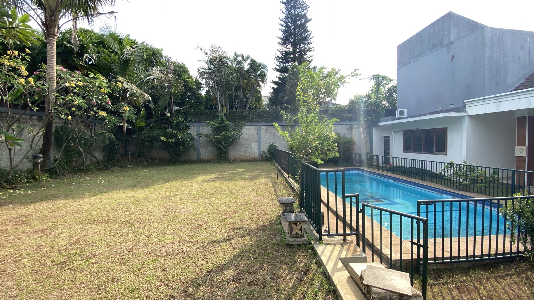 BEAUTIFUL HOUSE WITH BIG BACKYARD AT KEMANG