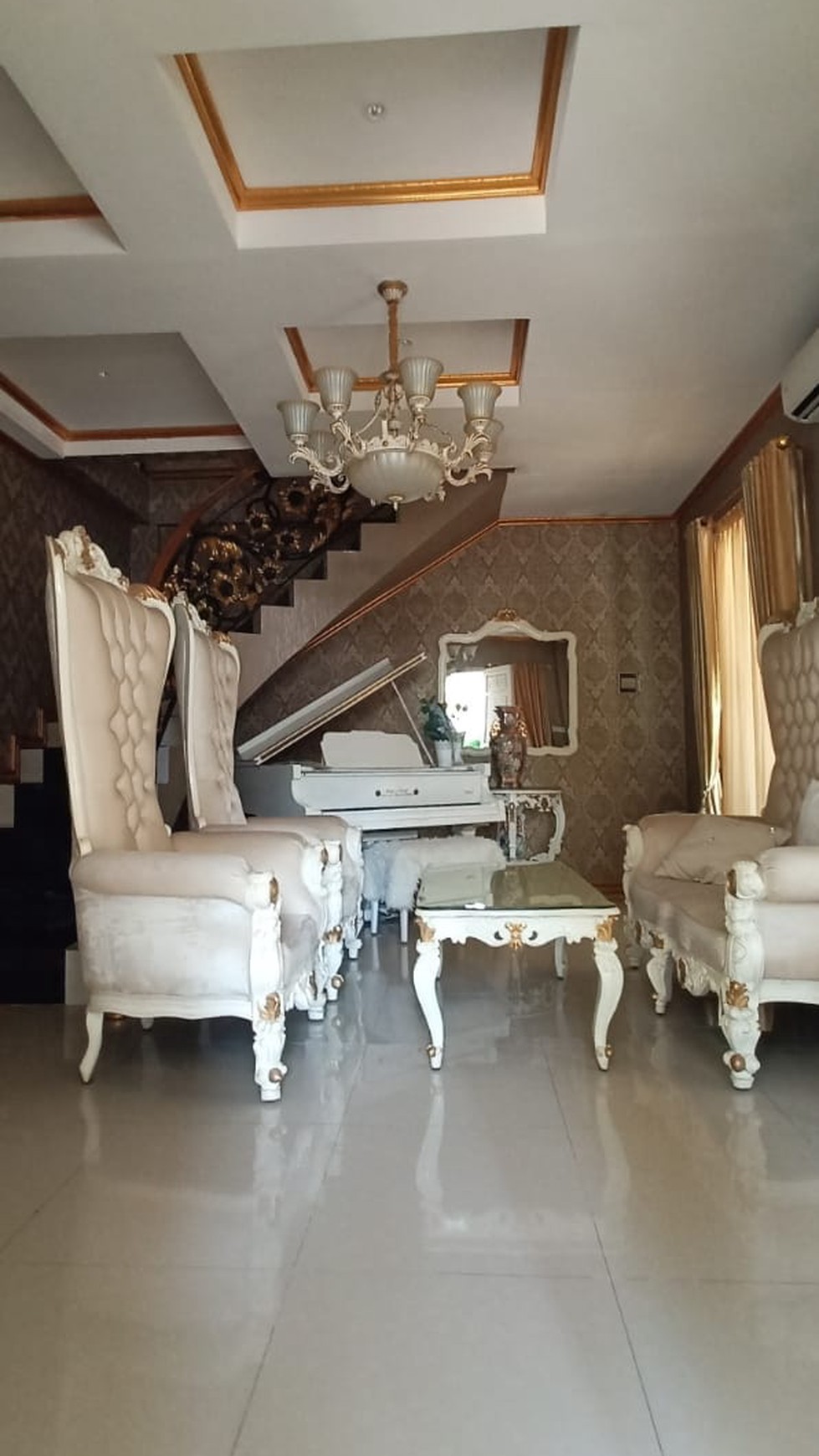 Turun Harga! Rumah Mewah 2.5 lantai Full Furnished - semua furniture dari Kayu Jati plus Piano Klasik