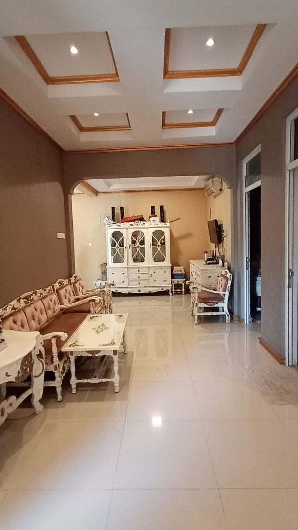 Turun Harga! Rumah Mewah 2.5 lantai Full Furnished - semua furniture dari Kayu Jati plus Piano Klasik