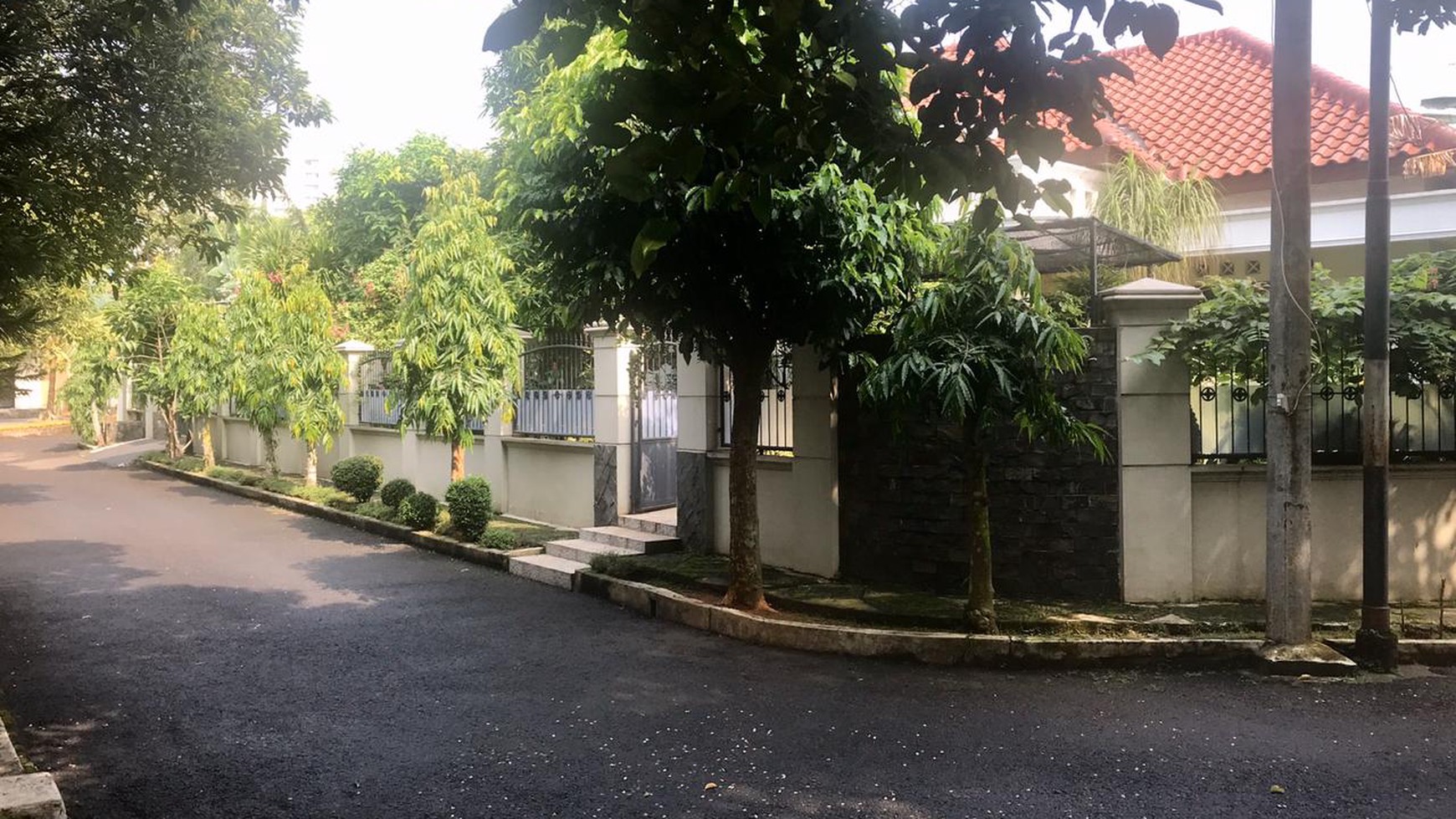 Rumah siap huni,bagus di Karawaci Tangerang. ..terawat , dekat mushola , dekat RS, sekolah, 24 jam security , one gate system