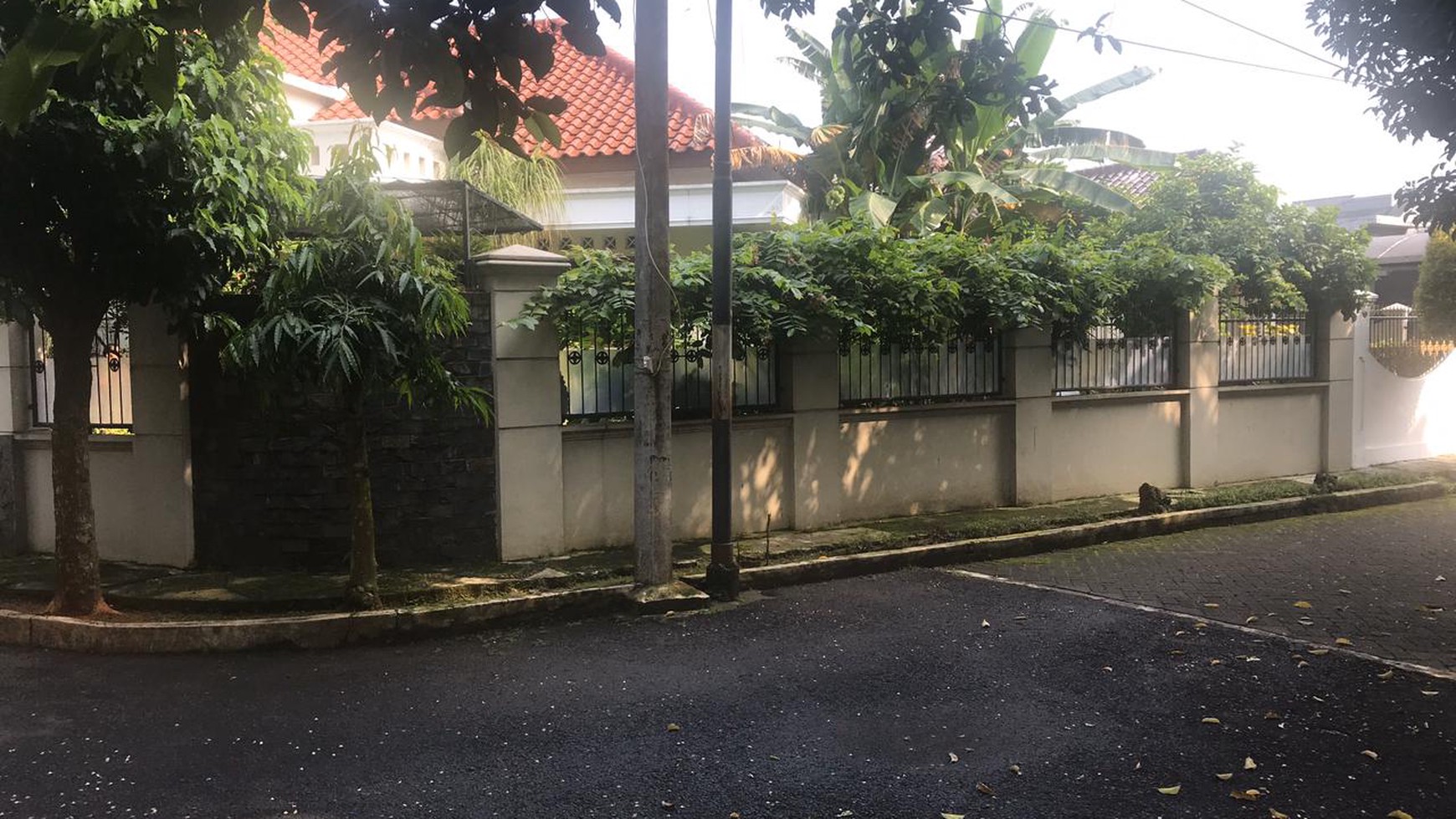 Rumah siap huni,bagus di Karawaci Tangerang. ..terawat , dekat mushola , dekat RS, sekolah, 24 jam security , one gate system