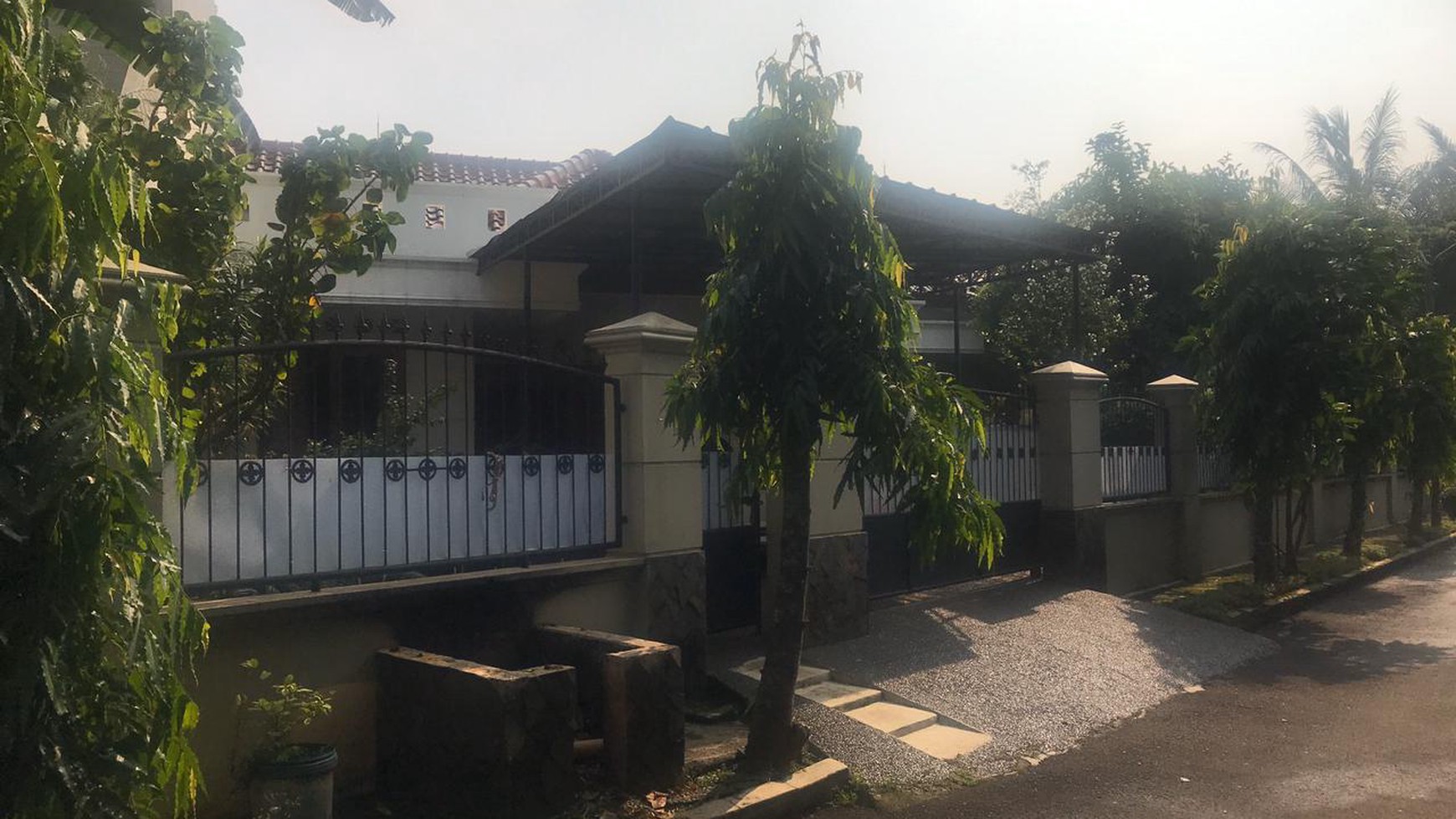 Rumah siap huni,bagus di Karawaci Tangerang. ..terawat , dekat mushola , dekat RS, sekolah, 24 jam security , one gate system