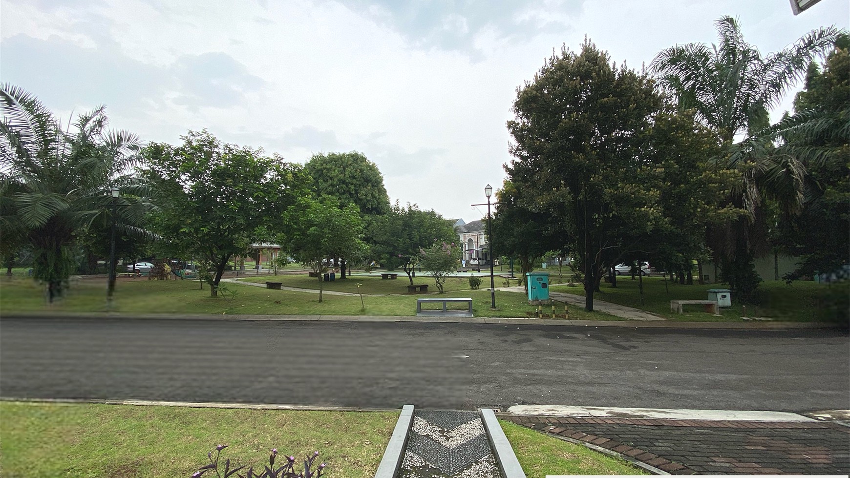 Rumah Depan Taman di Kota Wisata, Cibubur