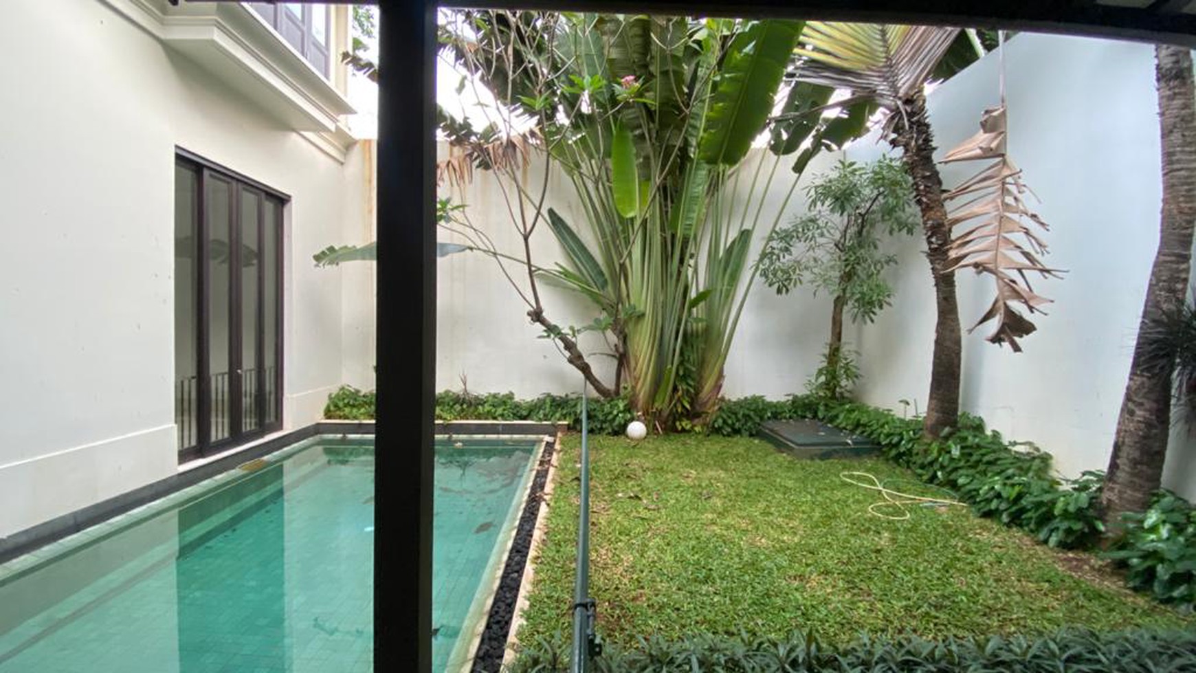 Luxury and modern house in pejaten area