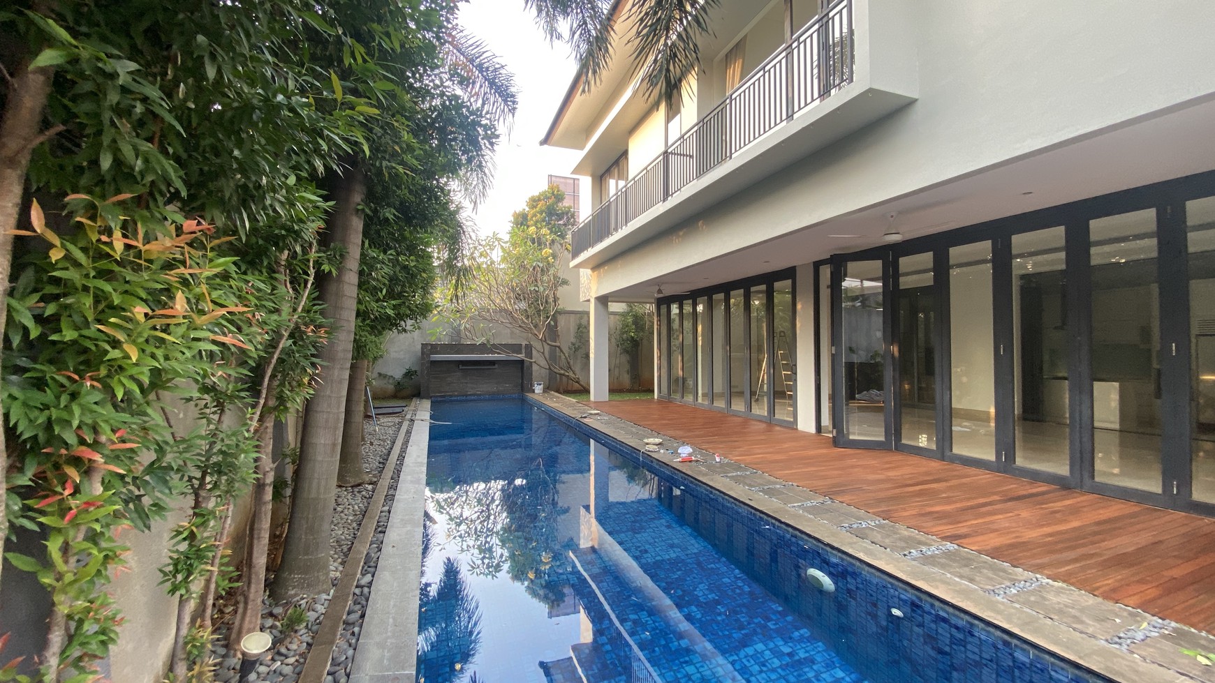   RUMAH MODERN MINIMALIST DALAM TOWNHOUSE DI KAWASAN AMPERA