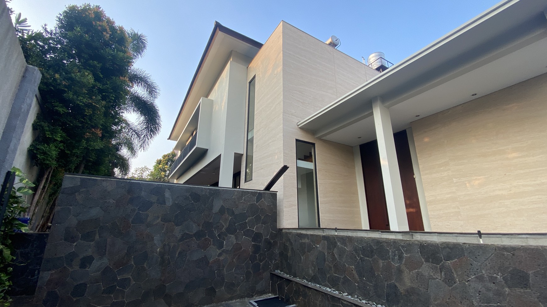   RUMAH MODERN MINIMALIST DALAM TOWNHOUSE DI KAWASAN AMPERA