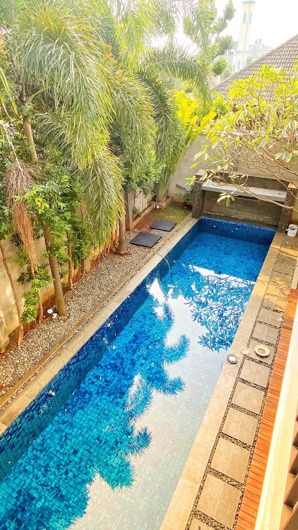   RUMAH MODERN MINIMALIST DALAM TOWNHOUSE DI KAWASAN AMPERA