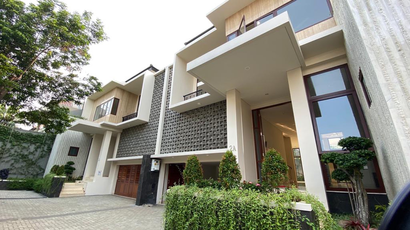 Modern and beautiful house in kemang