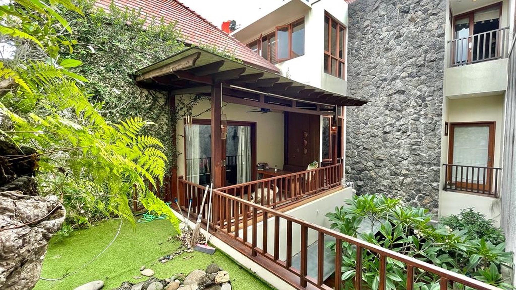 Rumah di Villa Permata Gading Balinesse Tropical Architecture