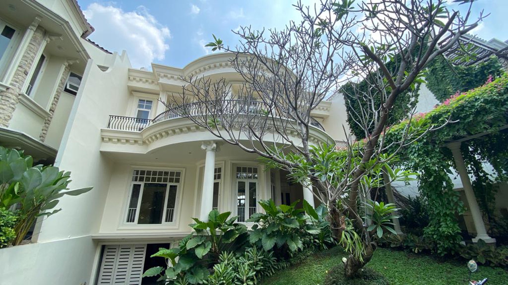 BIG AND BEAUTIFUL HOUSE AT AMPERA, JAKARTA SELATAN