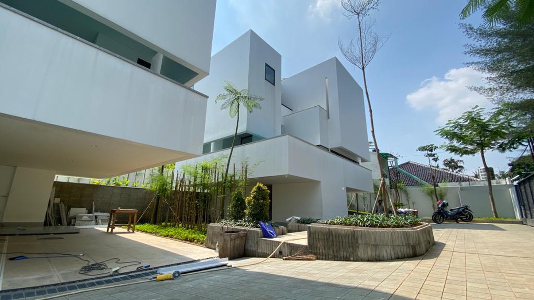 BRAND NEW MODERN AND MINIMALIST HOUSE AT AMPERA, JAKARTA SELATAN