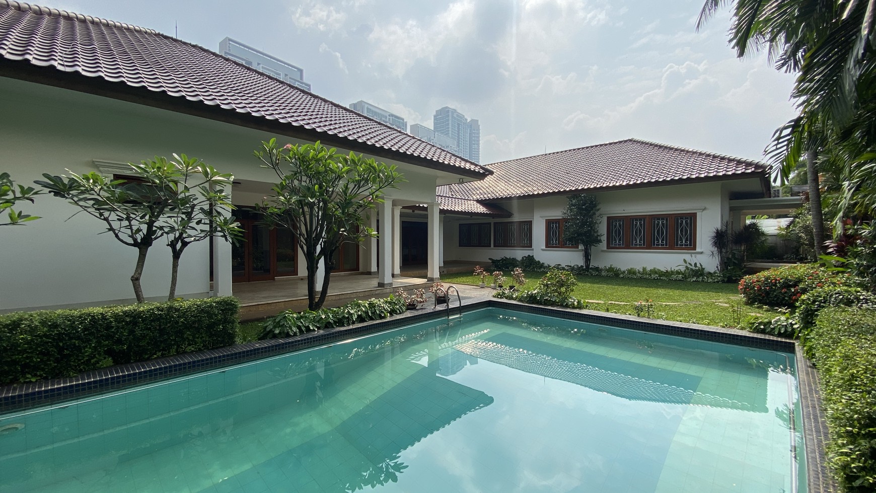 Beautiful house with big backyard in kemang