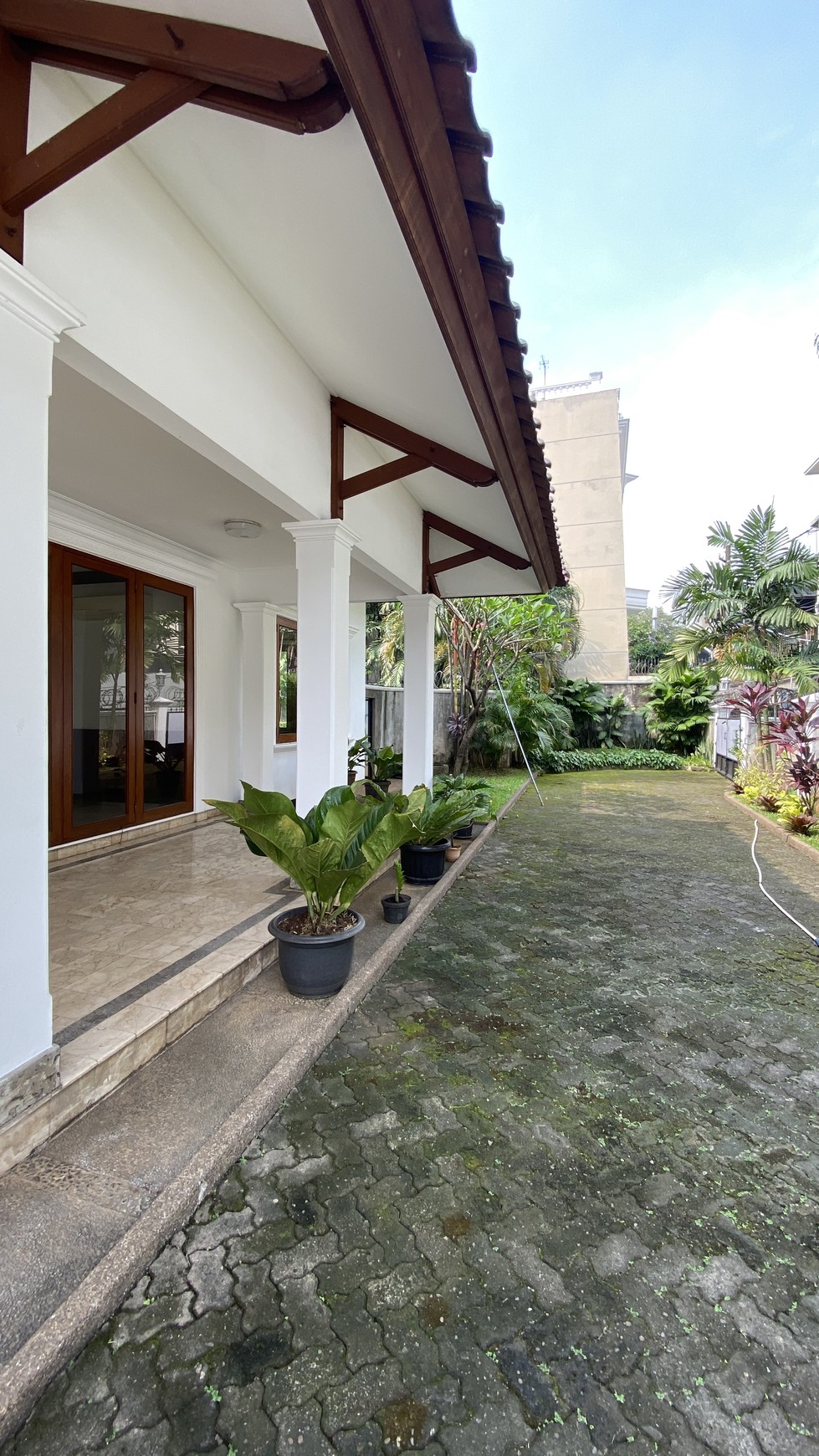 Beautiful house with big backyard in kemang