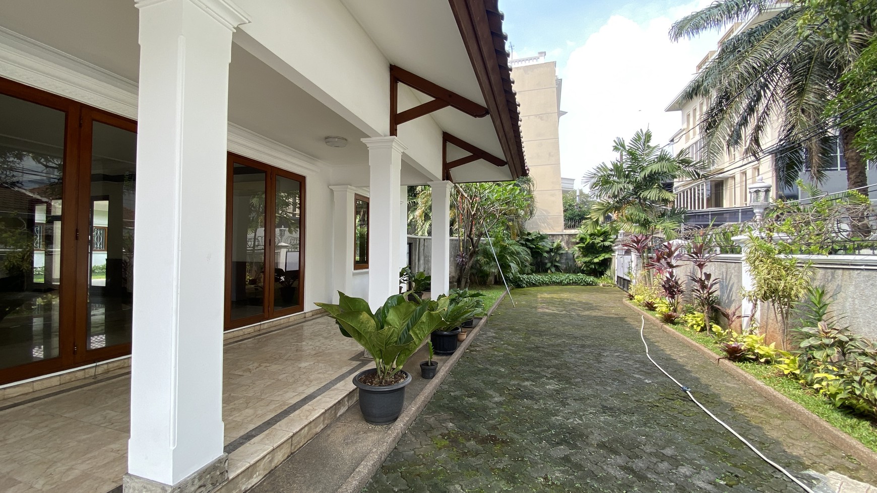 Beautiful house with big backyard in kemang