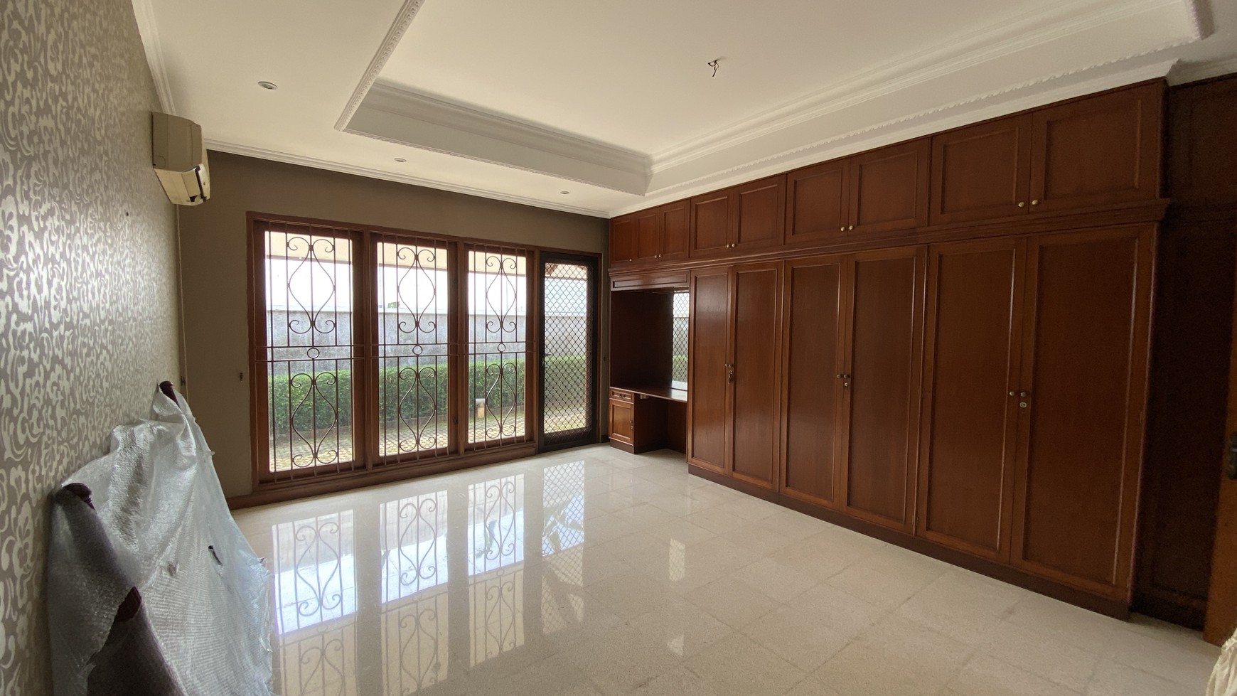 Beautiful house with big backyard in kemang