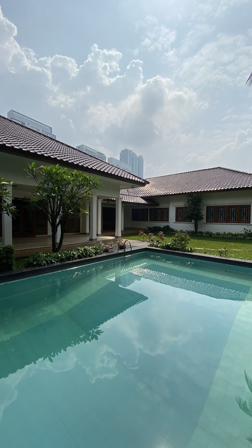 Beautiful house with big backyard in kemang