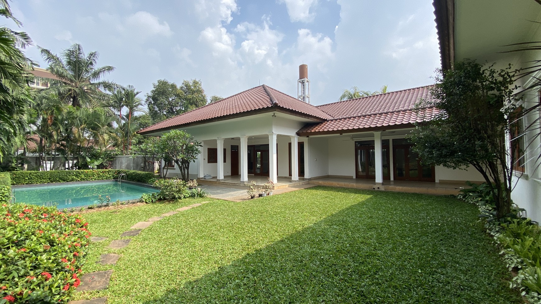 Beautiful house with big backyard in kemang