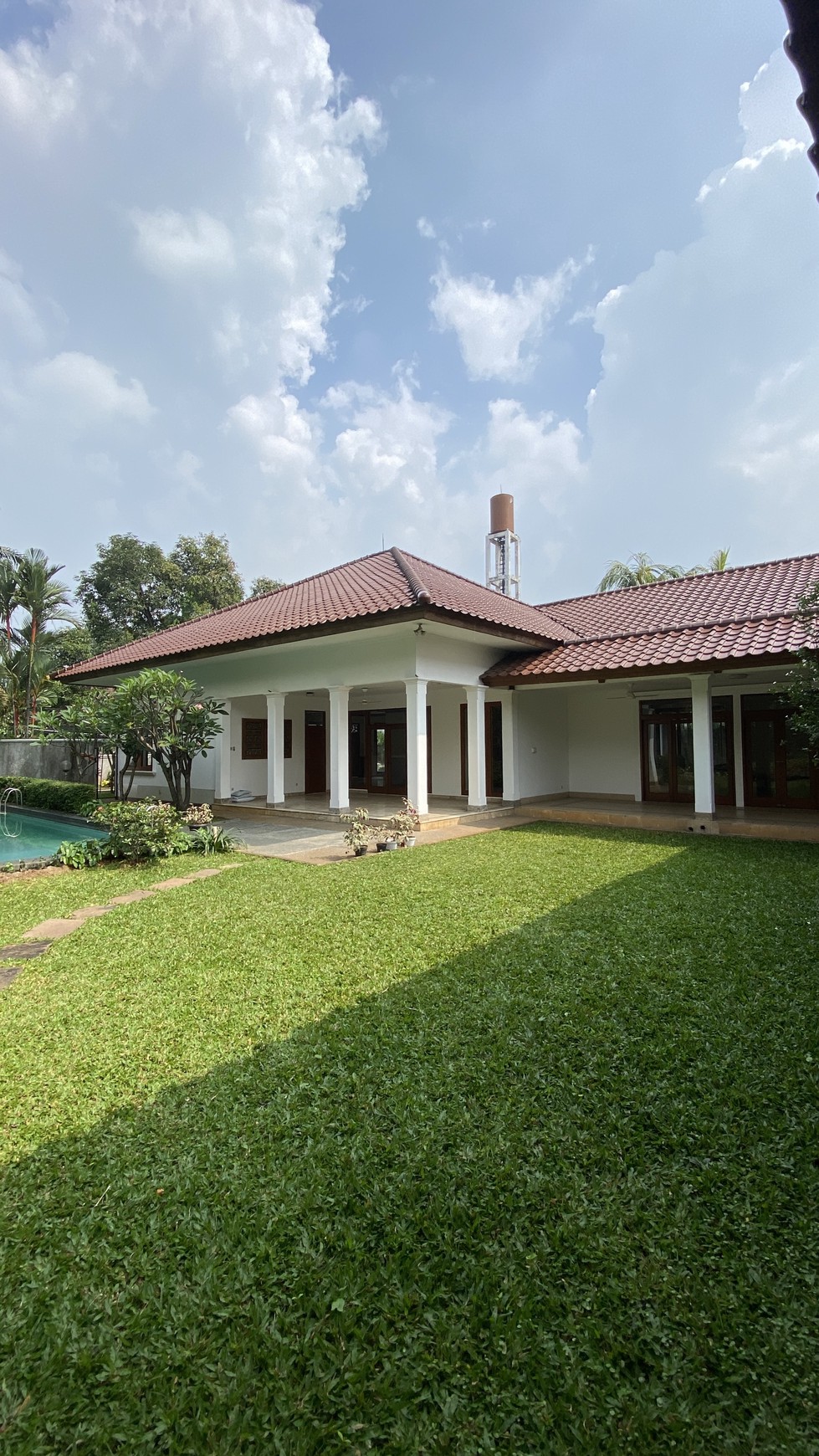 Beautiful house with big backyard in kemang