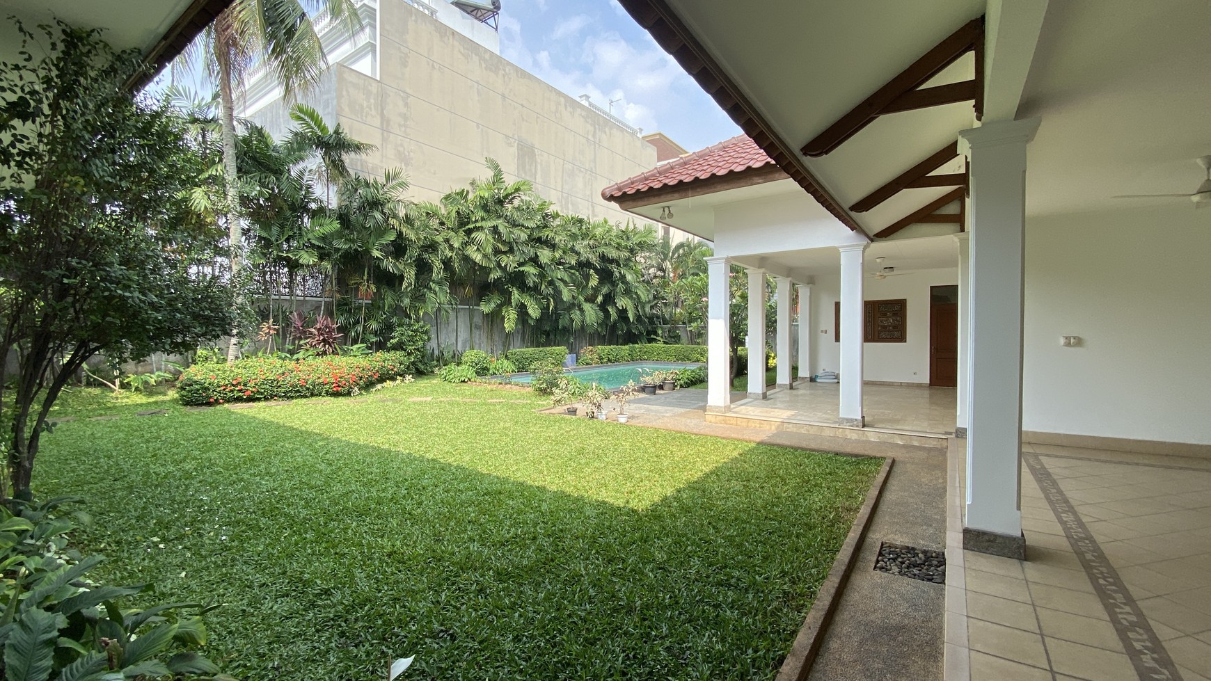 Beautiful house with big backyard in kemang