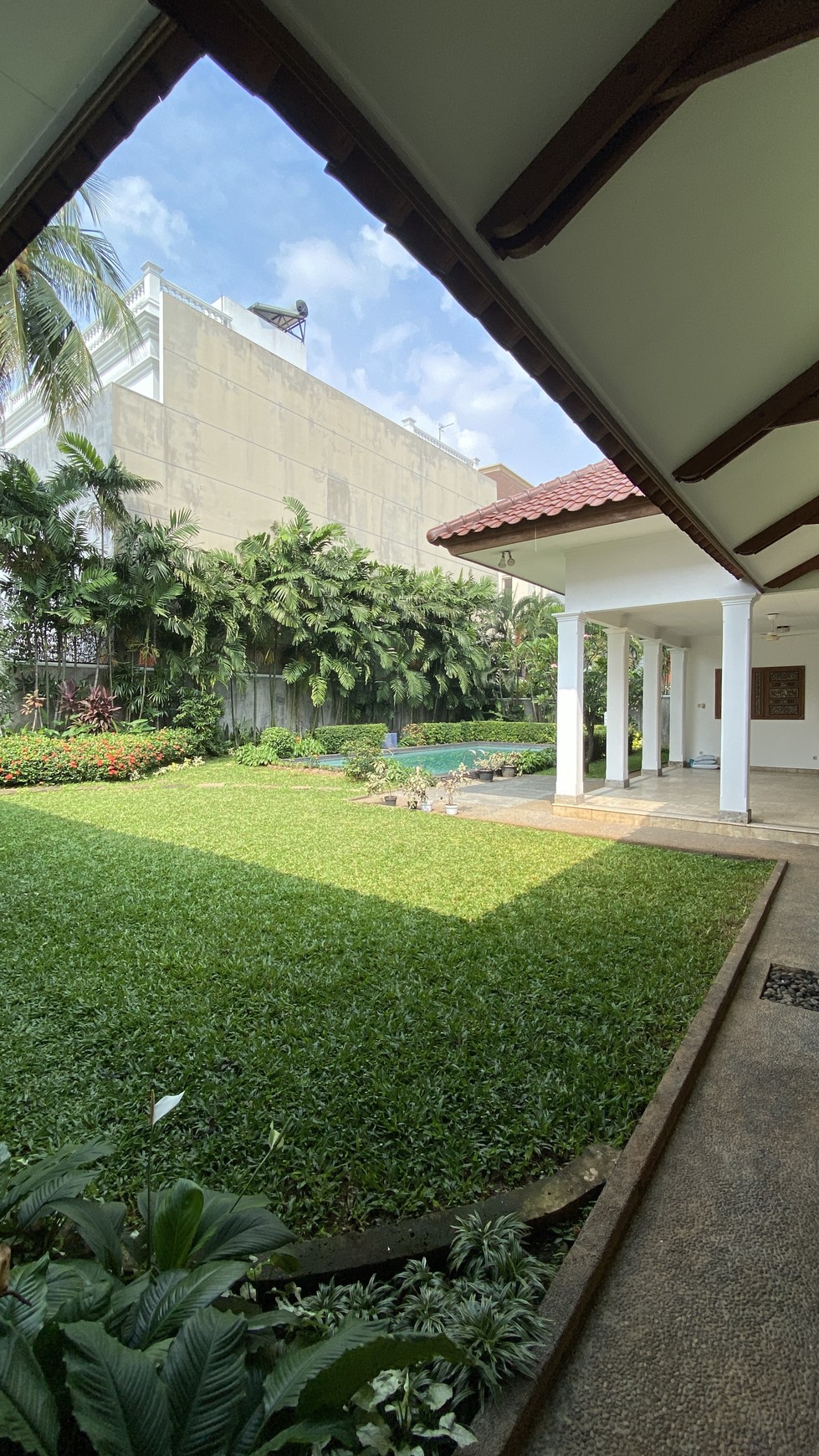 Beautiful house with big backyard in kemang