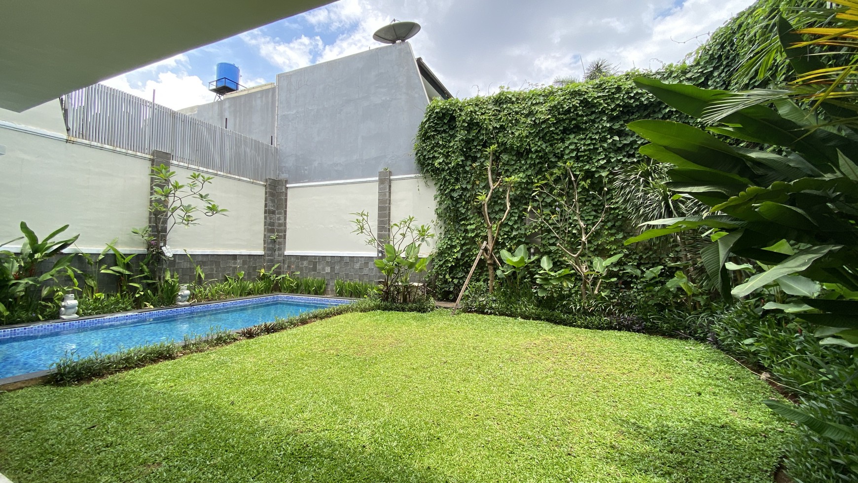 Modern and beautiful house in kemang