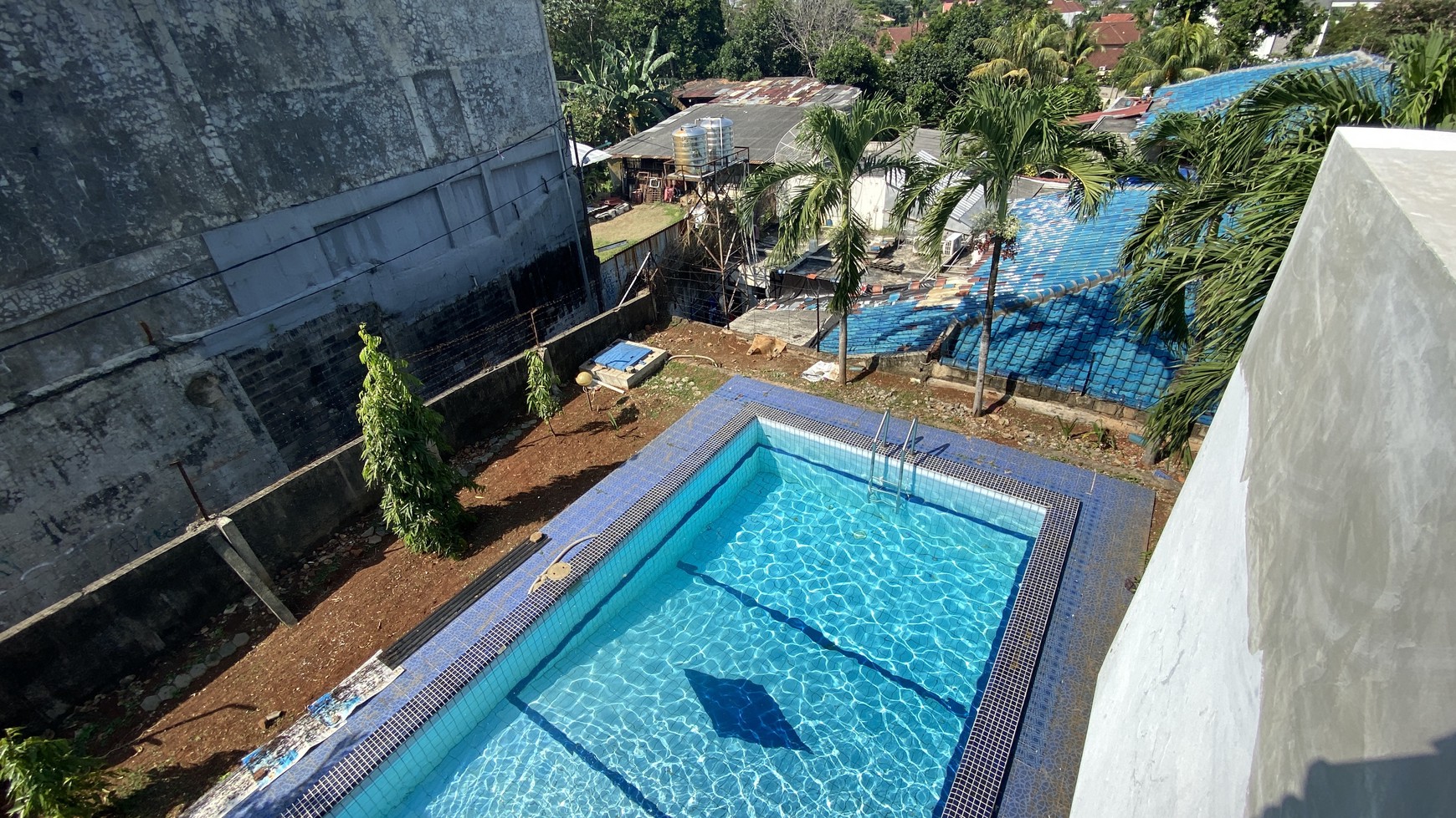 Big house with huge backyard in kemang