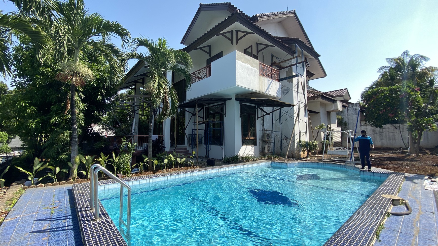 Big house with huge backyard in kemang