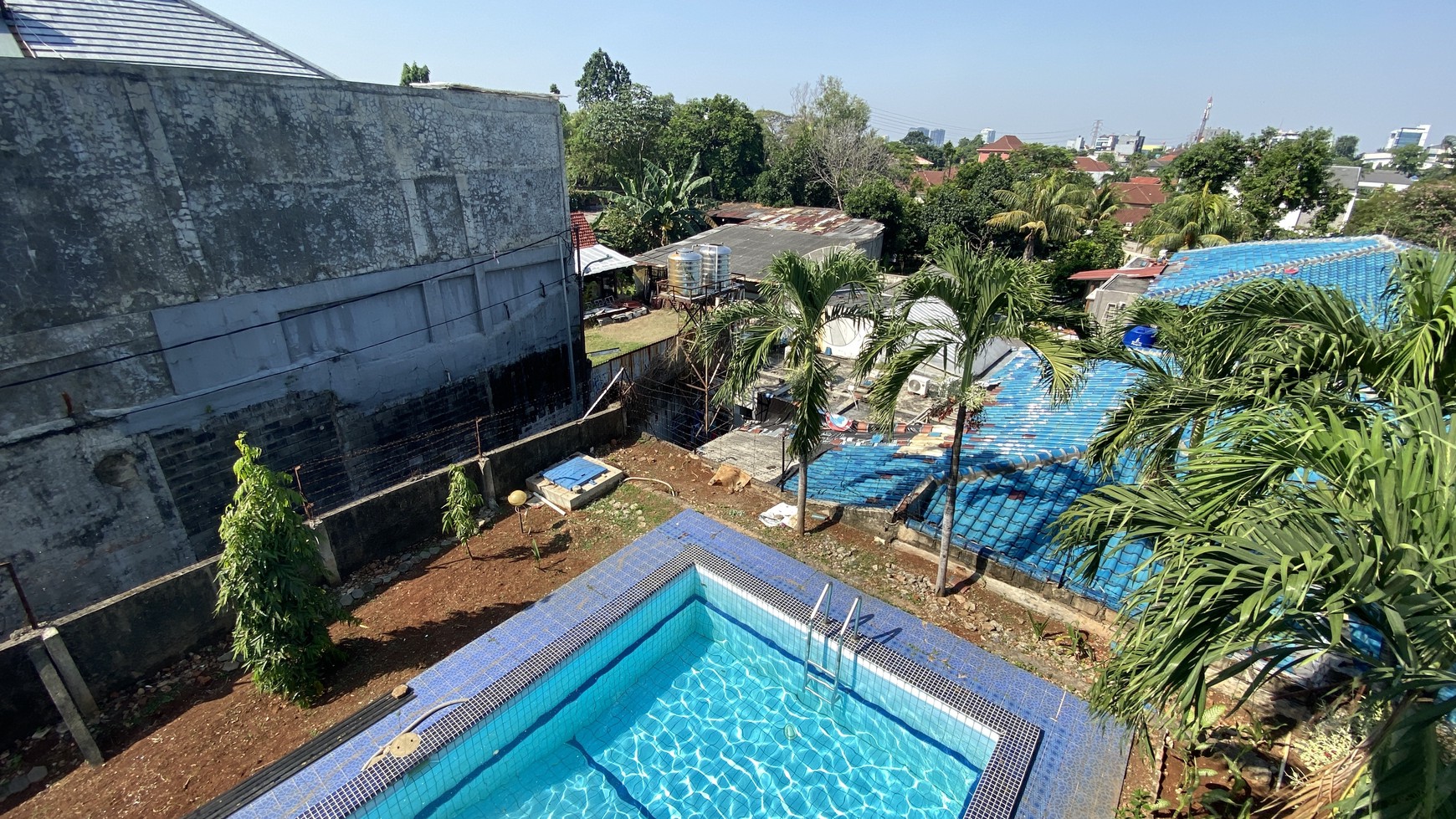 Big house with huge backyard in kemang