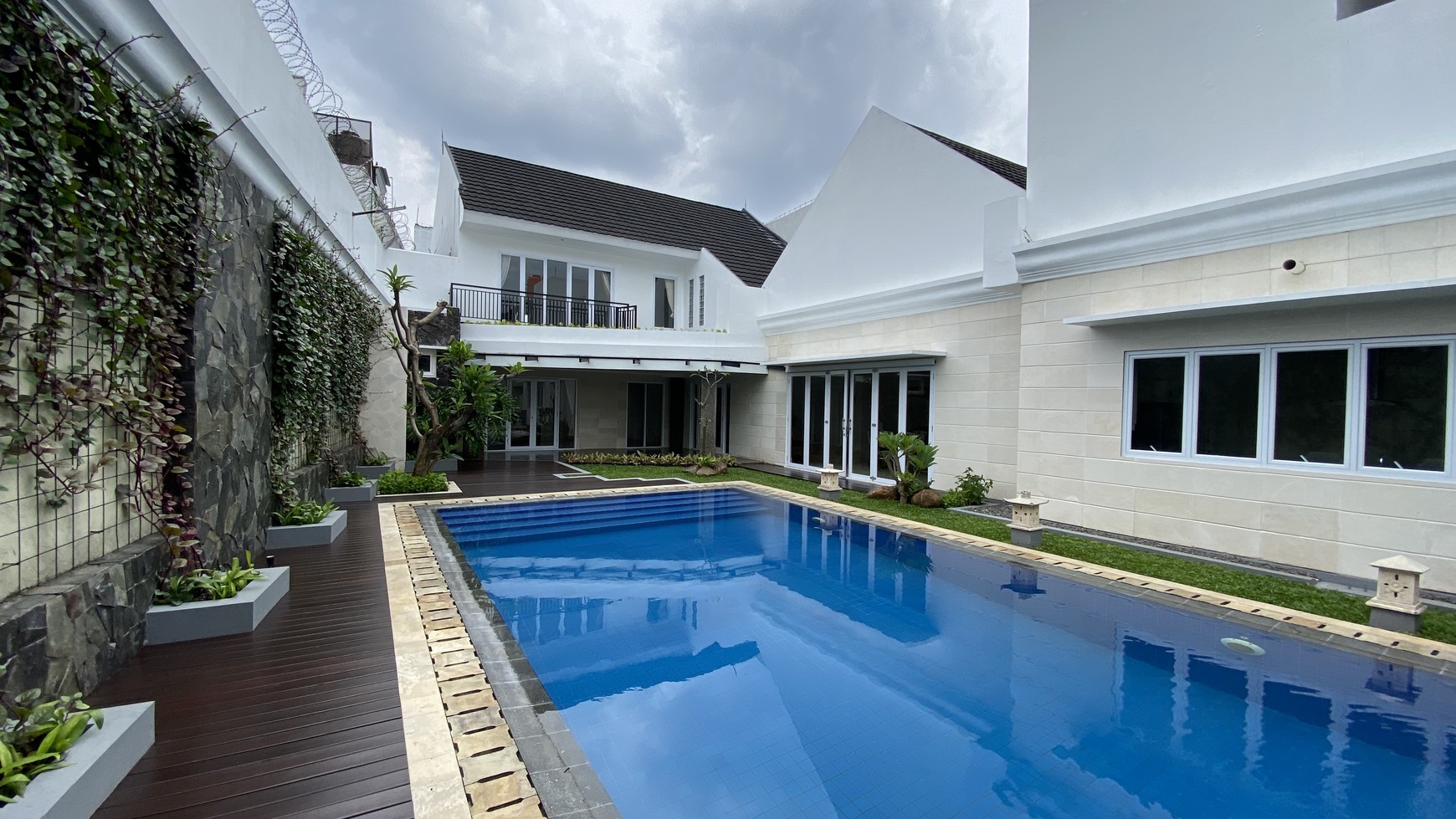 Luxury and beautiful house at pejaten area