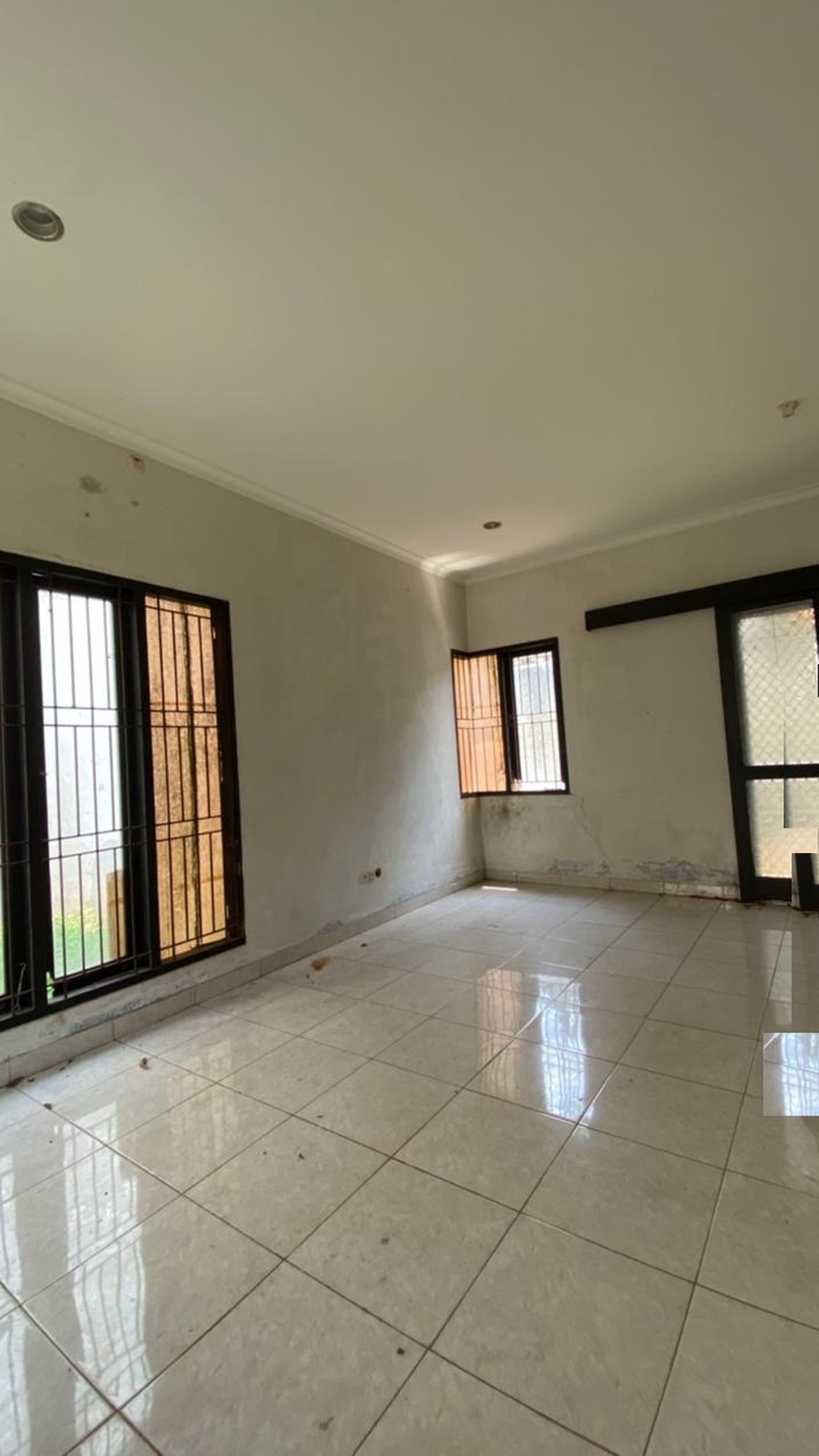 Dijual tanah bonus rmh lama,  lokasi  bintaro dekat dg RS , mal bintaro Plaza , sta ka pondok ranji, dlm cluster dg 24 jam security, shm