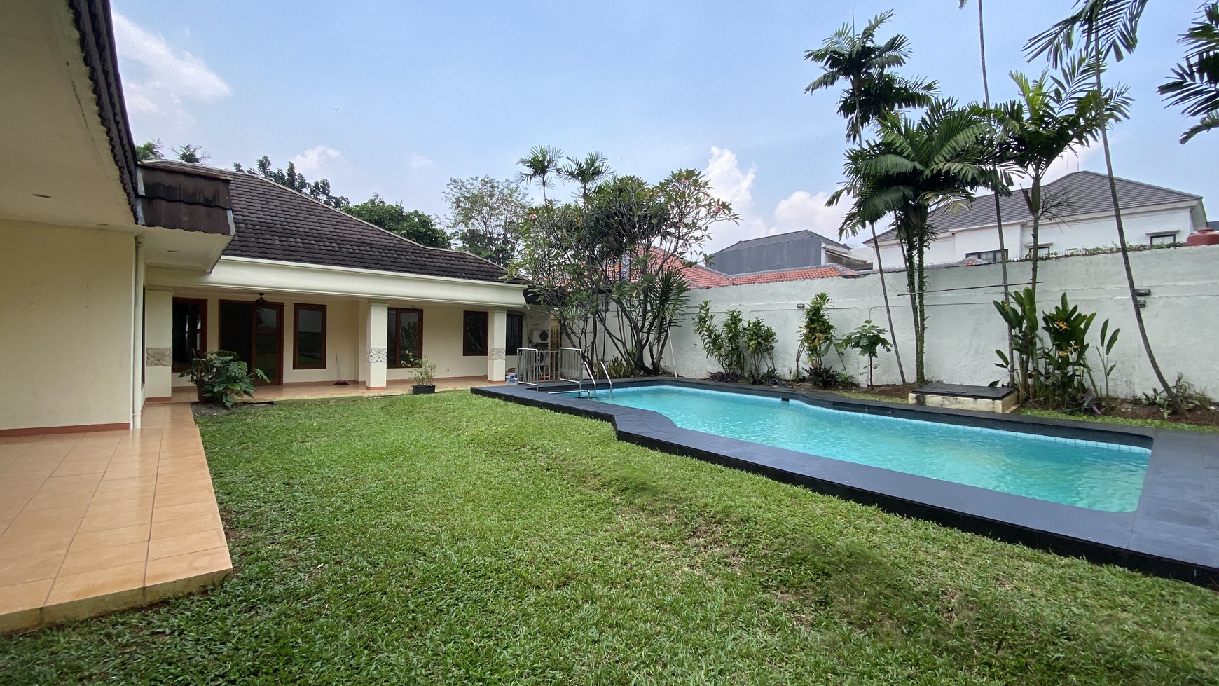 Beautiful house with big backyard in kemang