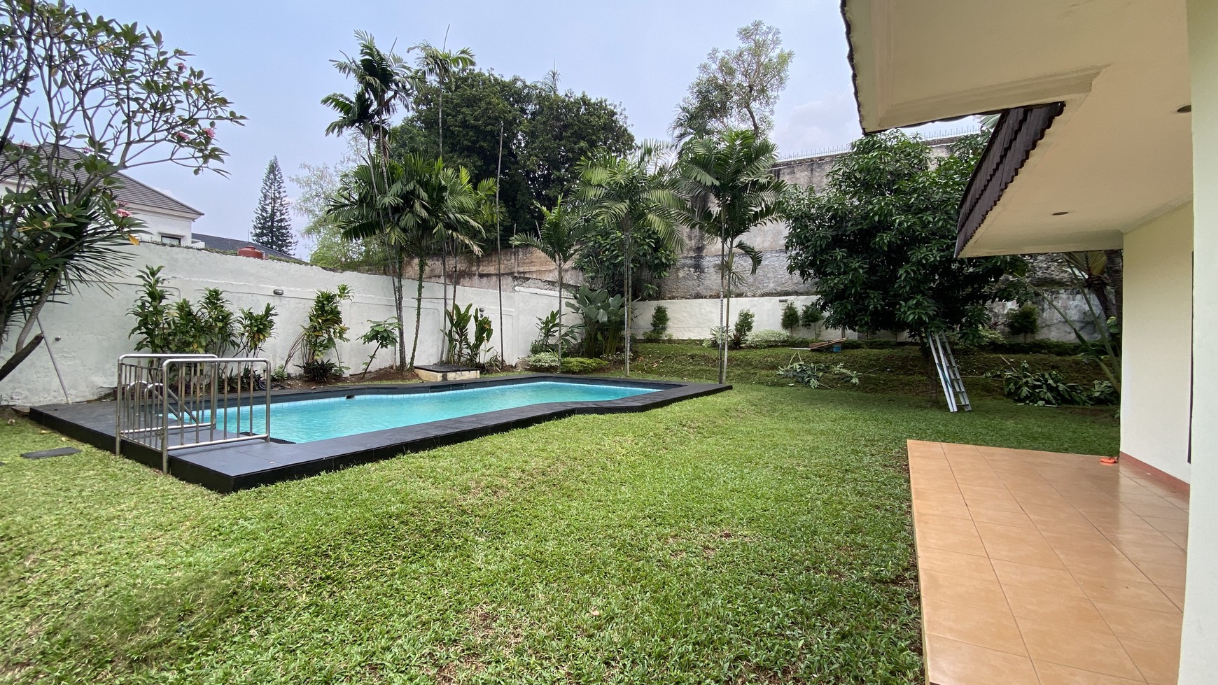 Beautiful house with big backyard in kemang