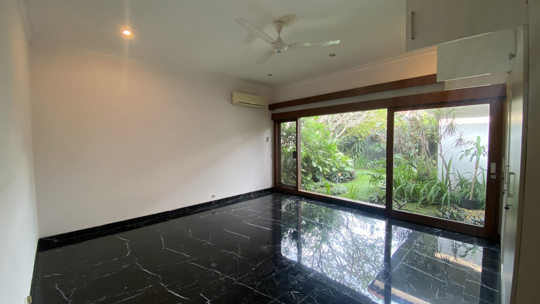 BEAUTIFUL HOUSE WITH BIG BACKYARD AT KEMANG AREA