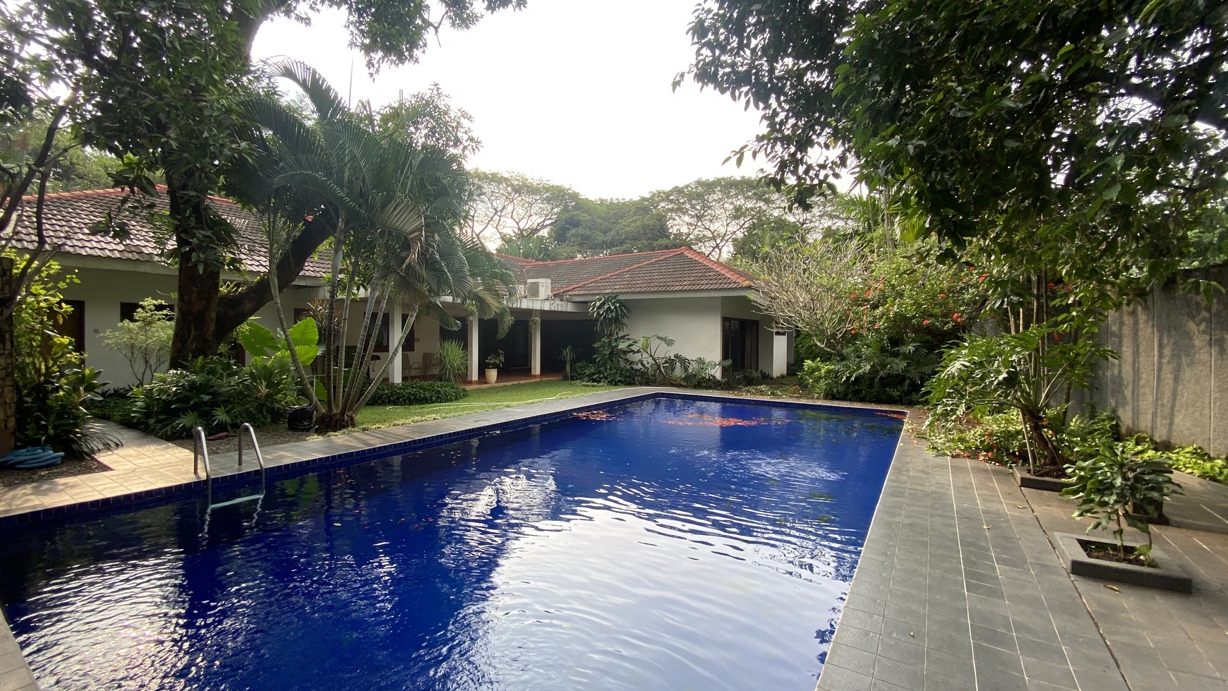 BEAUTIFUL HOUSE WITH BIG BACKYARD AT KEMANG AREA