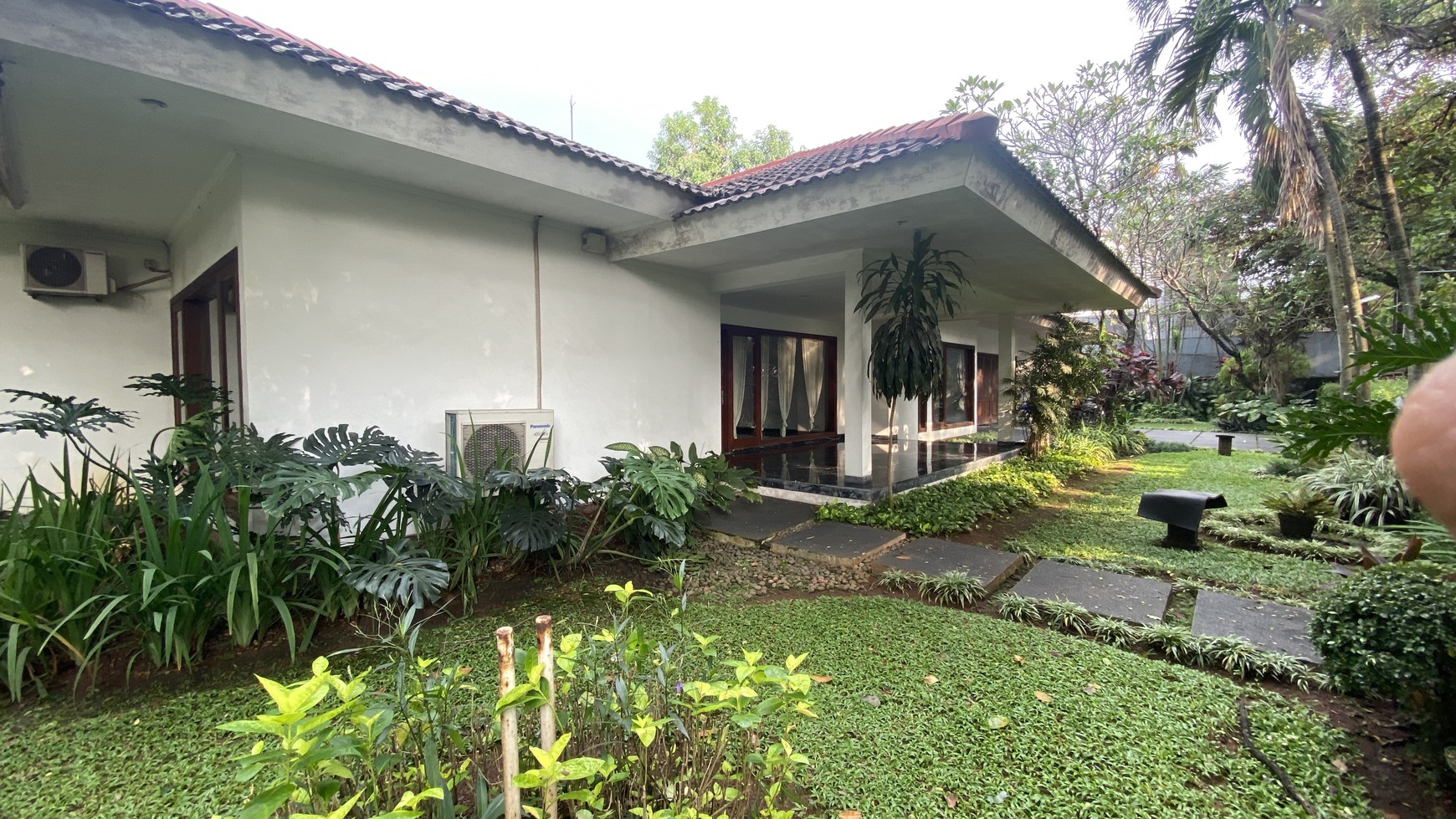 BEAUTIFUL HOUSE WITH BIG BACKYARD AT KEMANG AREA