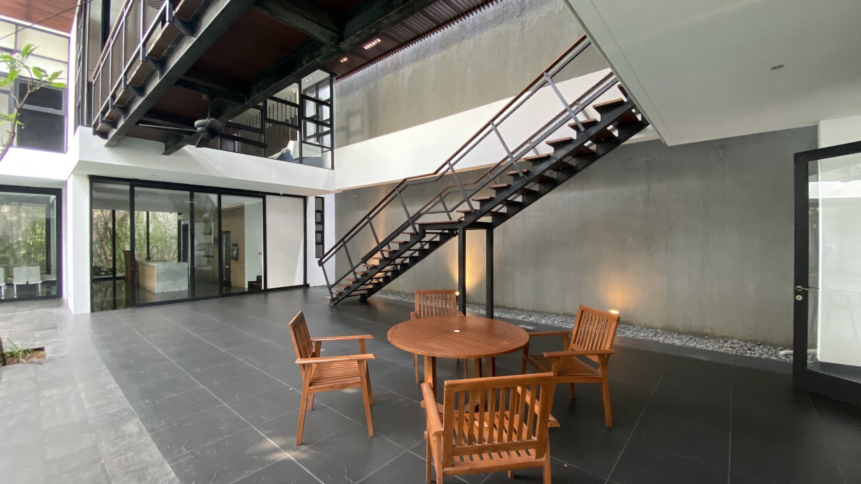 MODERN AND COMFY HOUSE AT MENTENG AREA