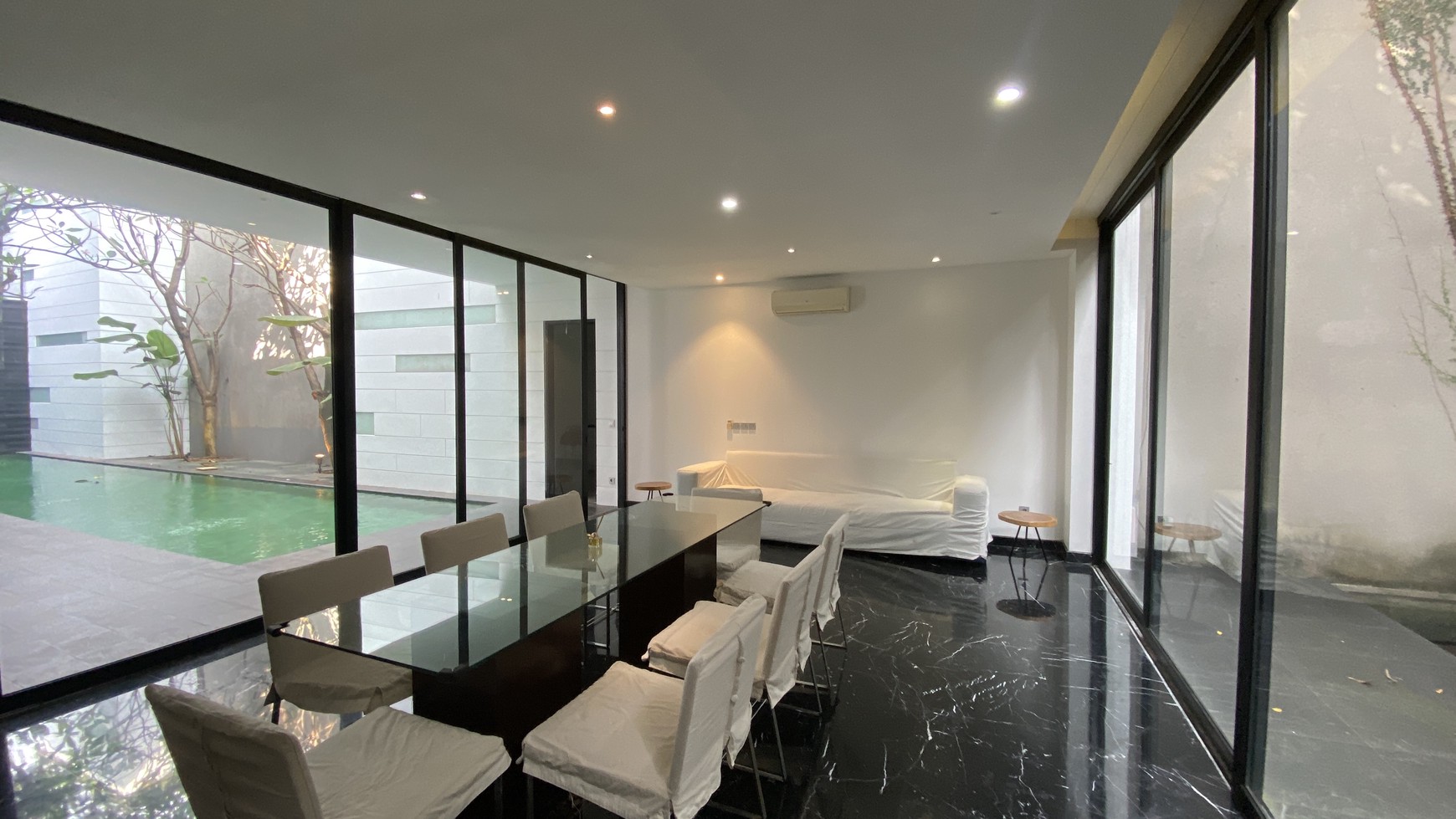 MODERN AND COMFY HOUSE AT MENTENG AREA